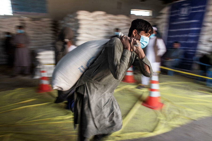 アフガニスタンのヘルマンド州にて、国連WFPの食料支援を配給場所から運ぶ男性。Photo: WFP/Alessio Romenzi