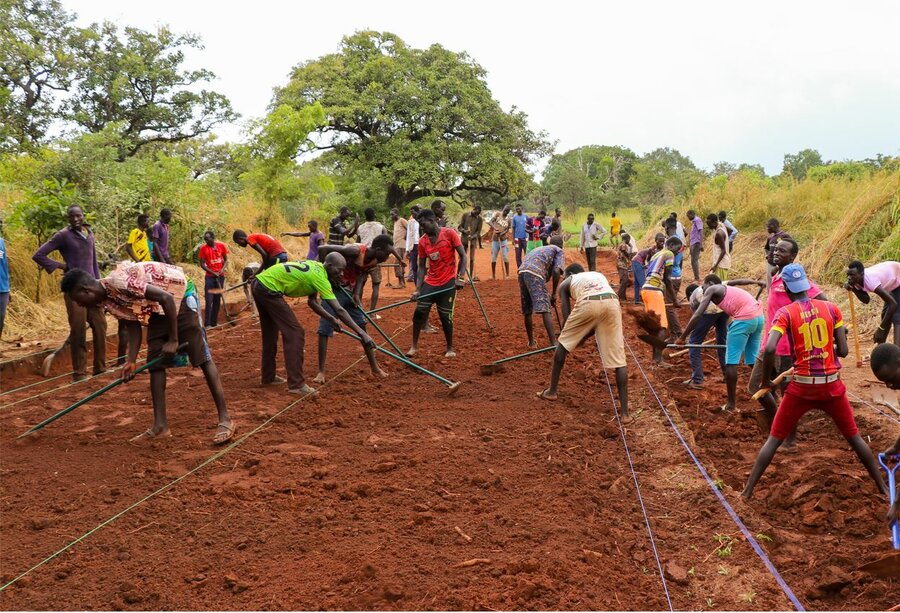 南スーダン：国連WFPの支援プログラムの参加者が、EUの資金提供を受けたプロジェクトで、西バハル・エル・ガザル州のエケンに道路を建設しました。