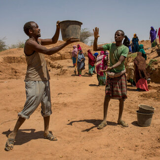ソマリア・ソマリランド州ビーラトでECHOが資金提供したWFP-FAO-Action Aid共同集水プロジェクトの現場で掘る地元村人たち（2018年9月10日）。